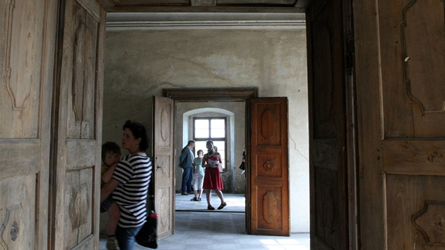 Brány zchátralého brtnického zámku se v sobotu po mnoha letech otevřely návštěvníkům. (4. červen 2011) 