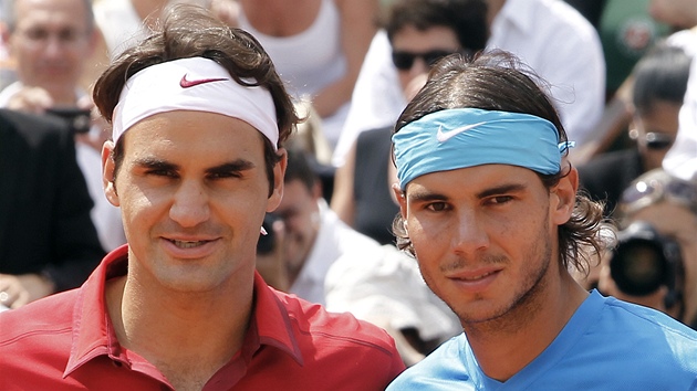 SOUPEI A KAMARÁDI. Rafel Nadal a Roger Federer po posledním letoním vzájemném utkání, finále Roland Garros