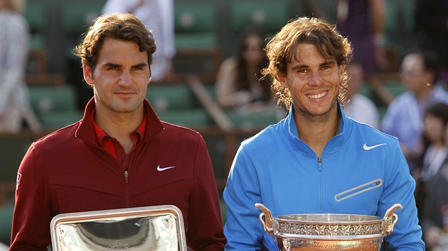 U podle výraz v oblieji je jasné, kdo z dvojice Roger Federer (vlevo) a Rafael Nadal zvítzil ve finále Roland Garros.