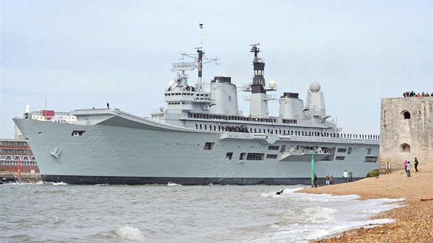 HMS Ark Royal v britském pístavu Portsmouth 