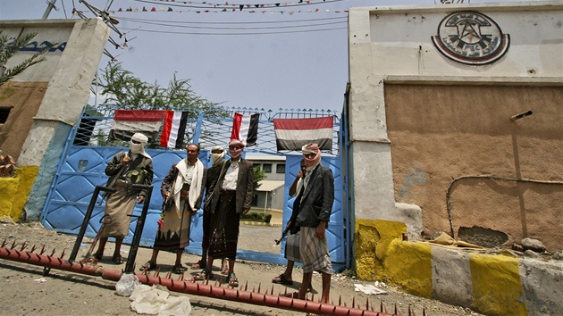Ozbrojení lenové jednoho z jemenských kmen stojí ped ministerstvem energetiky v Táízu (6. ervna 2011)