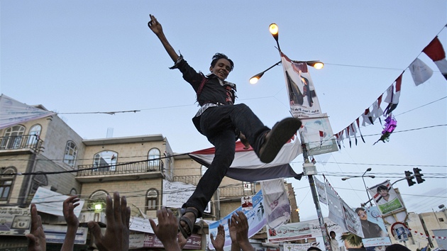 Jementí protivládní demonstranti slaví odjezd prezidenta Sáliha do Saúdské Arábie (6. ervna 2011)