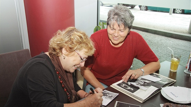 Vra áslavská (vlevo) podepsala paní Alen knihu a fotografie.