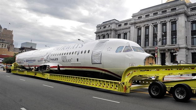 Pevoz slavného letadla, které pistálo v roce 2009 na ece Hudson do muzea v...