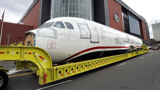 Pevoz slavného letadla, které pistálo v roce 2009 na ece Hudson, do muzea v...