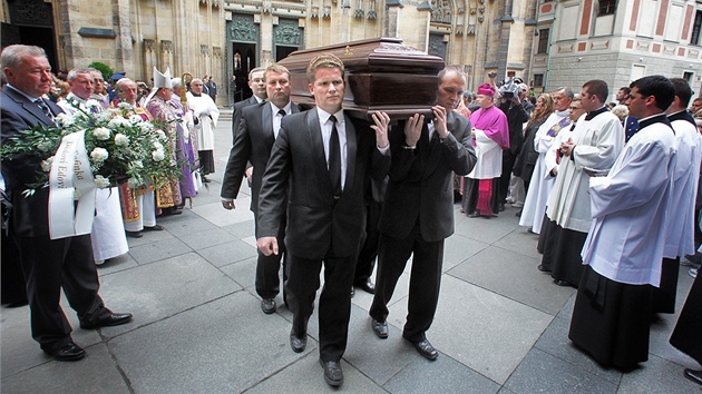 Poslední rozlou�ení s ekonomem a bývalým ministrem financí Eduardem Janotou v katedrále svatého Víta v Praze (27. kv�tna 2011)