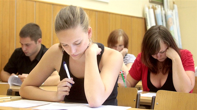 Studentka beneovského gymnázia Tereza Mariková pi písemné maturitní zkouce
