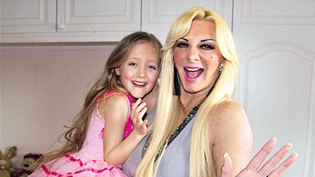 Sarah Burgeová dala své dcei Poppy k sedmým narozeninám poukaz na zvtení prsou.