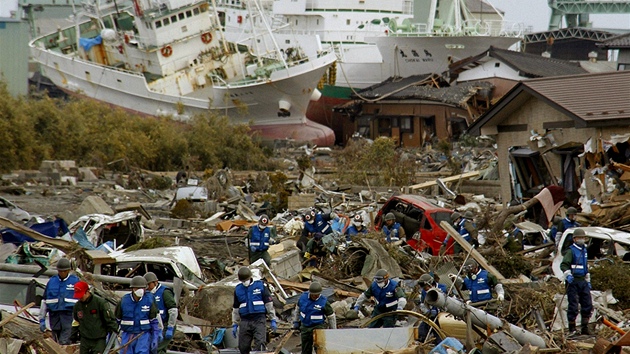 Vlnou tsunami zniený japonský pístav Higaimatsuima...