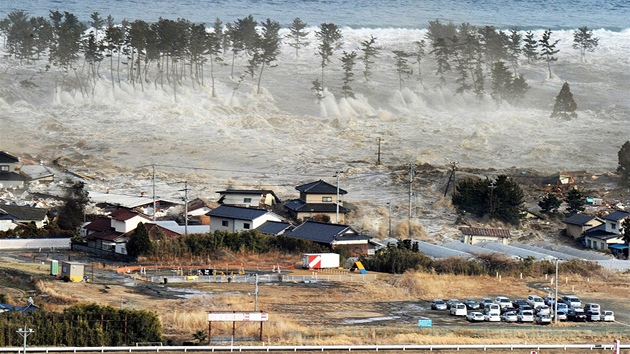 Niivá vlna tsunami se valí na japonské msto Natori...