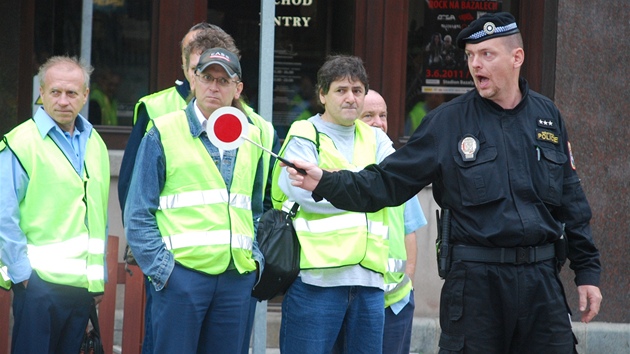 Stráník se snaí zastavit stávkující odboráe ostravského dopravního podniku, aby neblokovali tramvaje.