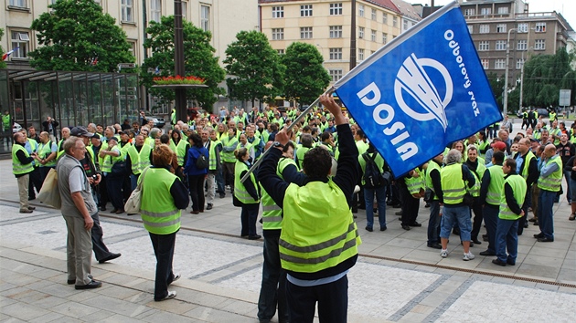 Mítink stávkujících odborá na Prokeov námstí ped ostravským magistrátem.