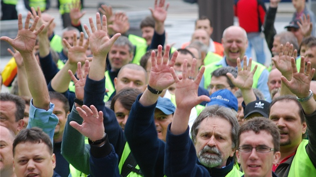 Chceme p�t procent mzdy navíc, volali a ukazovali odborá�i na mítinku.