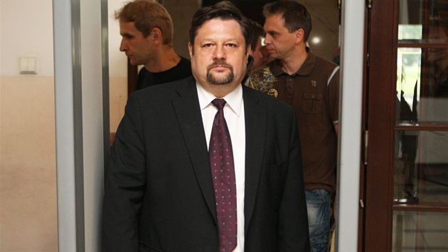 Petr Wolf prostupuje bezpe�nostním rámem na Krajském soudu v Ostrav�.