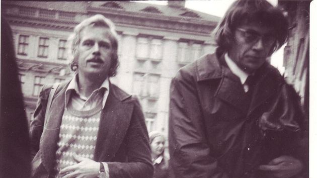 Václav Havel a dalí disident Jií Nmec, jak je v záí 1976 vyfotila StB na...