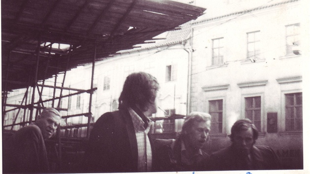 Václav Havel a Jií Nmec míí k soudu. Foceno StB v záí 1976 na Malostranském námstí.