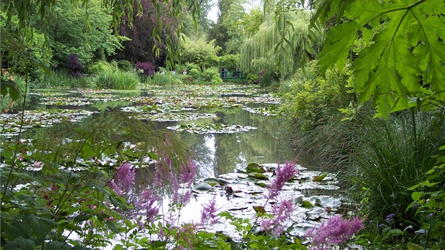 Procházet zahrady Clauda Moneta, které tento impresionista sám stvoil, je jako vstupovat do jeho obraz.