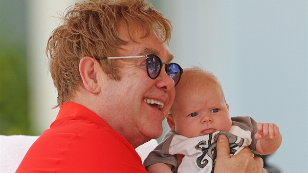 Elton John se synem