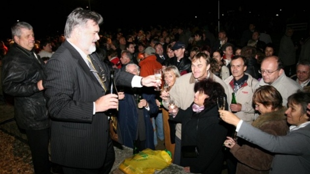 Na Festivalu Petra Dvorského v roce 2008 padl rekord v po�tu lidí, p�ipíjejících si zárove� na jednom míst�. Kolik fanou�k� si asi �ukne s leto�ním oslavencem?