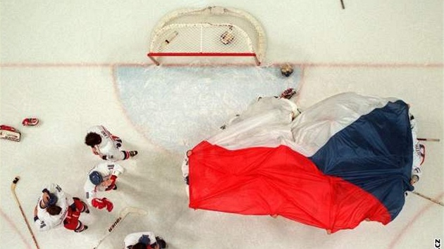 Čeští hokejisté oslavují triumf v Naganu