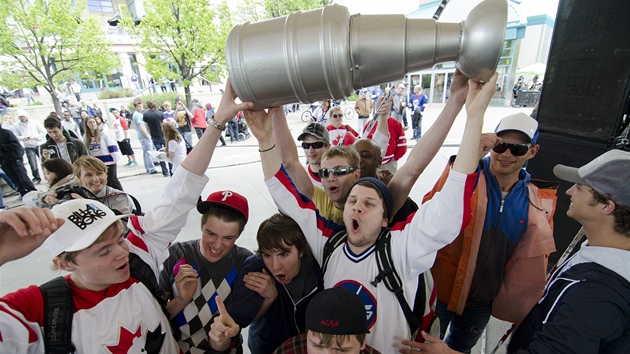 MÁME NHL. Fanoušci Winnipegu oslavují návrat slavné hokejové soutěže do města. 