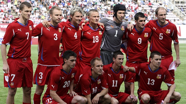 ZÁKLADNÍ SESTAVA. Takhle esko nastoupilo proti Peru. Horní ada zleva: Necid, M. Kadlec, Rajnoch, Trapp, ech, Fenin, R. Hubník. Dolní ada zleva: Vacek, Kolá, Petrela, Kunír.