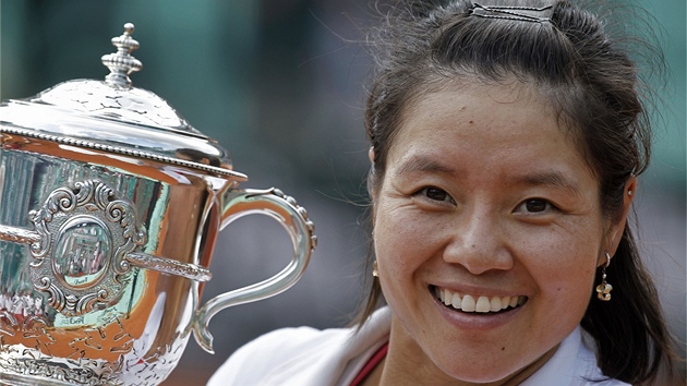 ínská tenistka Li Na pózuje s trofejí pro vítzku Roland Garros.