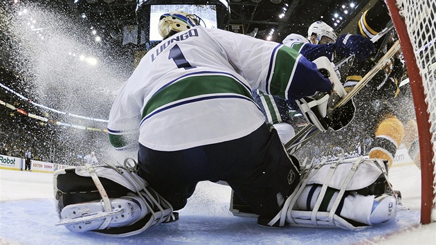 Vancouverský gólman Roberto Luongo elí jednomu z mnoha bostonských útok.