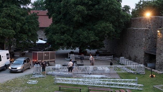 Dlníci pódium sestavovali uvnit Helftýna pímo u hradby.