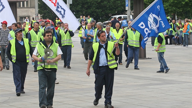 Odborái dopravního podniku pochodují centrem Ostravy bhem tetího dne stávky. 