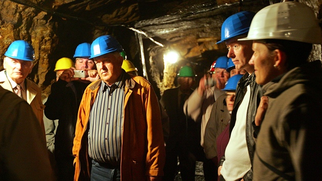 Návštěvníci při prohlídce v jáchymovském hornickém skanzenu Štola číslo 1.