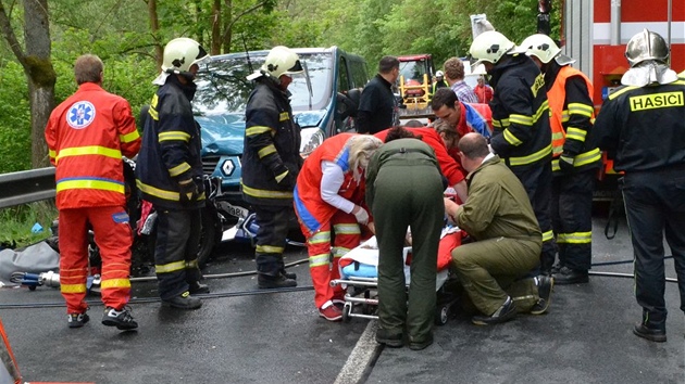 Tragicky skonila tvrtení nehoda u Beova, motorká na míst zemel a mladou dívku transportoval vrtulník s tkými zranními do nemocnice.