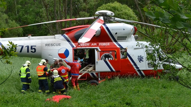 Tragicky skonila tvrtení nehoda u Beova, motorká na míst zemel a mladou dívku transportoval vrtulník s tkými zranními do nemocnice.