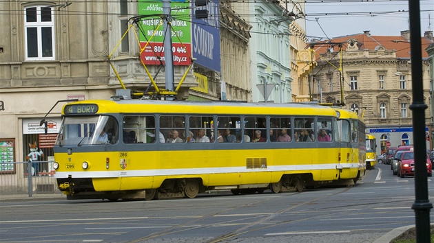 Oprava tramvajové výhybky v sadech Ptaticátník pinesla první komplikace v doprav.