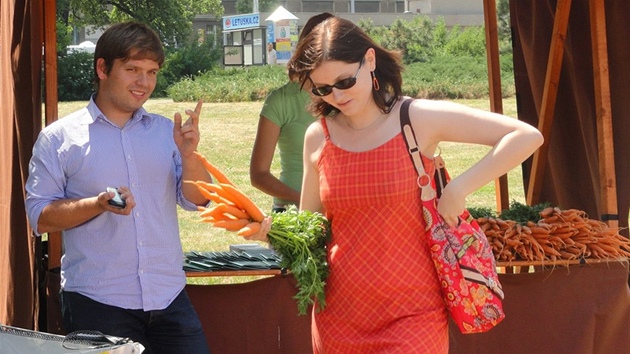Elektrowin vyu�il oblíbené farmá�ské trhy ke sb�ru elektroodpadu. Za kus nabízí svazek mrkve.