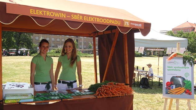 Elektrowin vyuil oblíbené farmáské trhy ke sbru elektroodpadu. Za kus nabízí svazek mrkve.