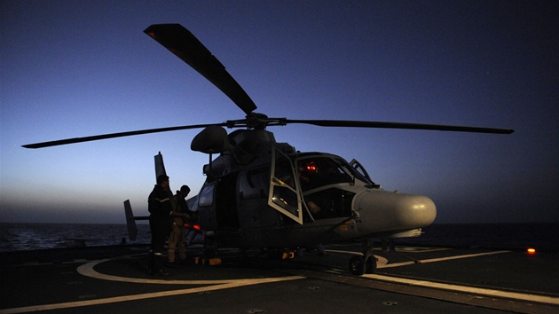 Francouzský vojenský vrtulník na letadlové lodi (ilustraní snímek)