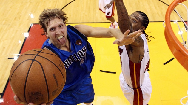 Dirk Nowitzki z Dallasu Mavericks zakonuje pes obranu Udonise Haslema z Miami Heat.