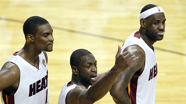 Supertrio Miami Heat tentokrát zklamané: (zleva) Chris Bosh, Dwyane Wade a LeBron James.