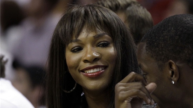Tenistka Serena Williamsová si v Miami zala na finále NBA.