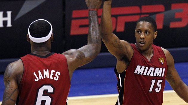 Miamtí LeBron James (vlevo) a Mario Chalmers slaví trefu proti Dallasu.