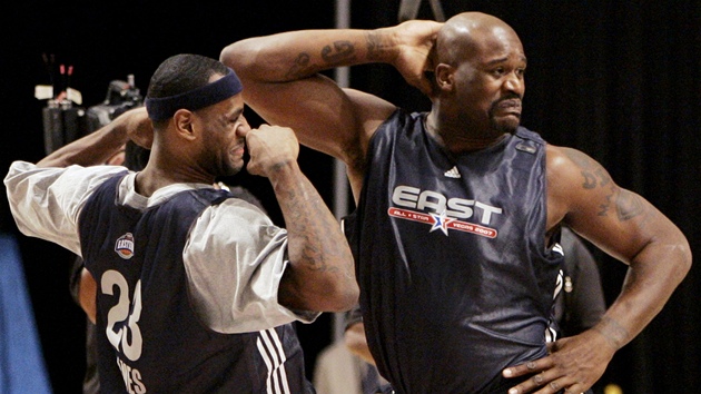 SRANDIKY. Shaquille ONeal (vpravo) a LeBron James ertují bhem All-Star Game