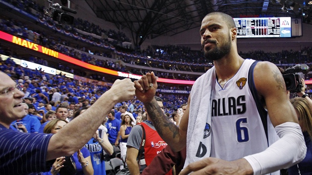 Tyson Chandler z Dallasu Mavericks slaví druhou výhru svého týmu ve finále NBA.