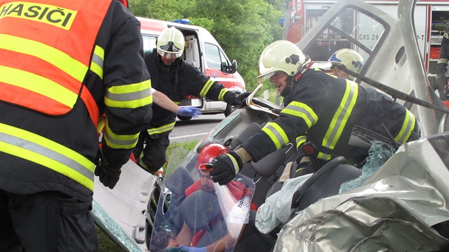 Řidič havaroval u Bratřejova na Zlínsku do stromu. (1. června 2011)