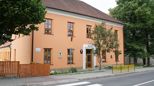 Budova základní školy, mateřské školy a knihovny v Komni.