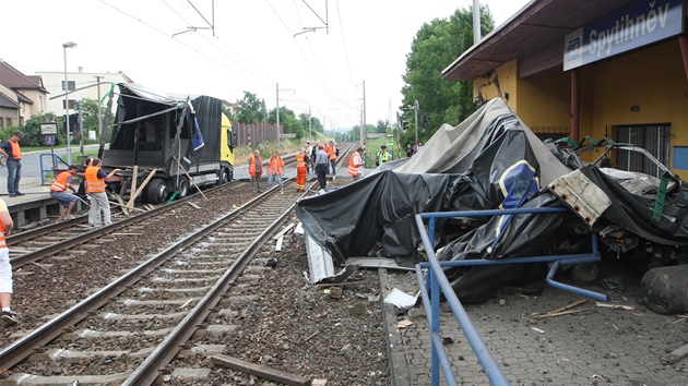 Rychlík narazil do kamionu na pejezdu u Spytihnvi na Zlínsku. (8. ervna 2011)