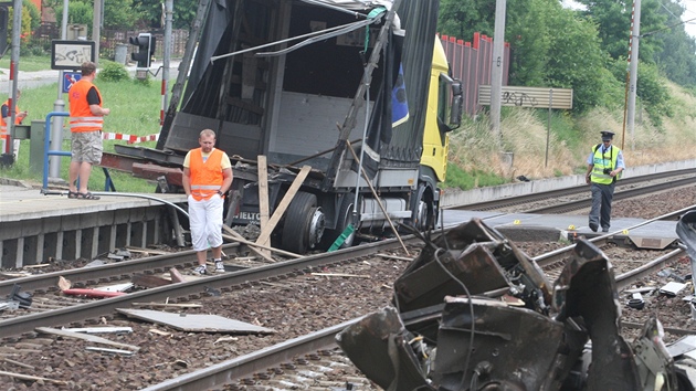 Rychlík narazil do kamionu na přejezdu u Spytihněvi na Zlínsku. (8. června 2011)
