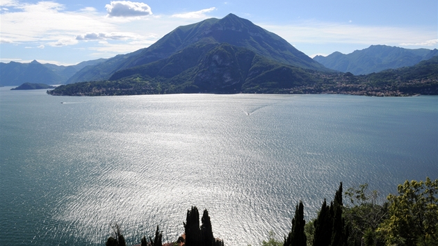 Pohled na jezero Como od hradu Castello Vezio nad Varennou