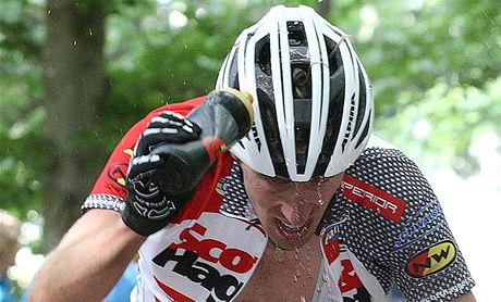 OBERSTVENÍ. Plzeský biker Milan Spný v barvách týmu S&H Superior MTB pebírá láhev s pitím v závod eského poháru v cross country v Plzni.