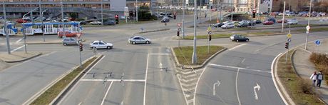 Na kiovatce v Plzni U Jána se moná motoristé zdrí, opravuje se toti zdejí most.